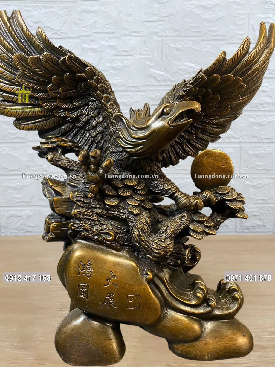 Từng họa tiết hoa văn được chạm khắc sắc nét